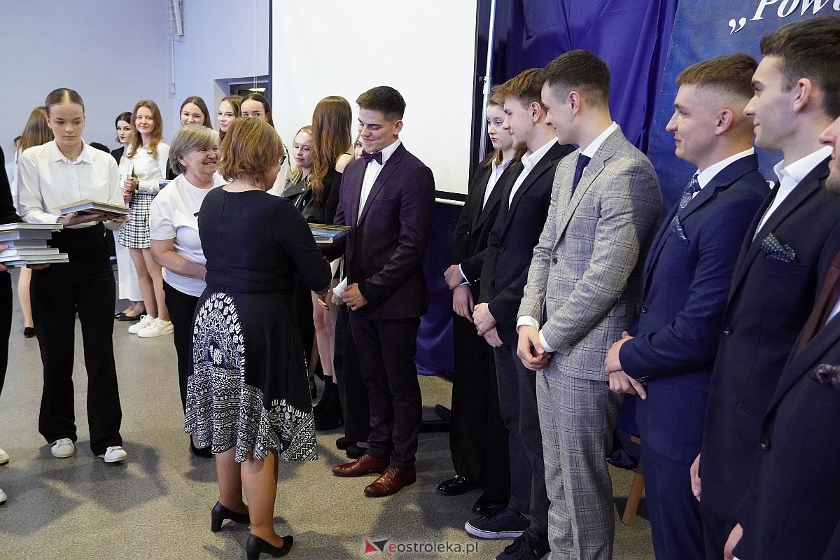 Zakończenie roku szkolnego w I Liceum Ogólnokształcącym im. gen Józefa Bema w Ostrołęce [26.04.2024] - zdjęcie #23 - eOstroleka.pl