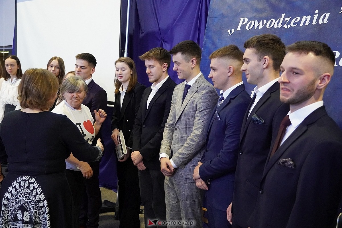Zakończenie roku szkolnego w I Liceum Ogólnokształcącym im. gen Józefa Bema w Ostrołęce [26.04.2024] - zdjęcie #20 - eOstroleka.pl