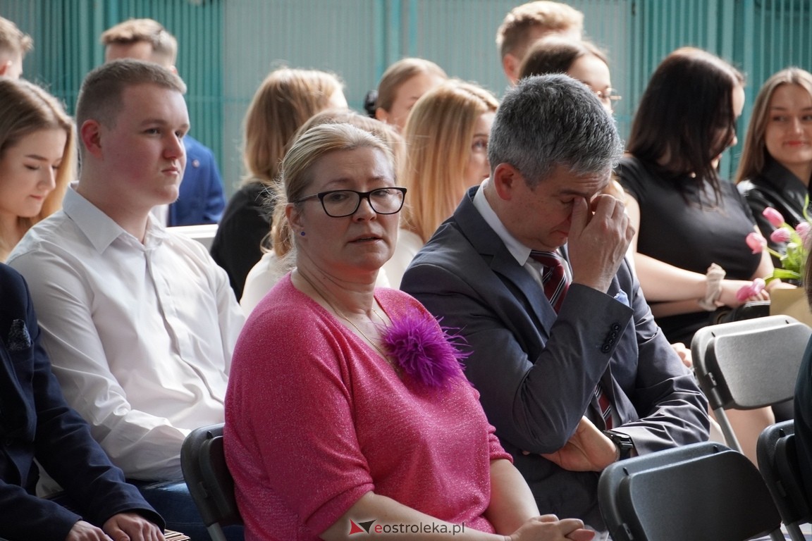 Zakończenie roku maturzystów w ZSZ Nr 2 w Ostrołęce [26.04.2024] - zdjęcie #55 - eOstroleka.pl