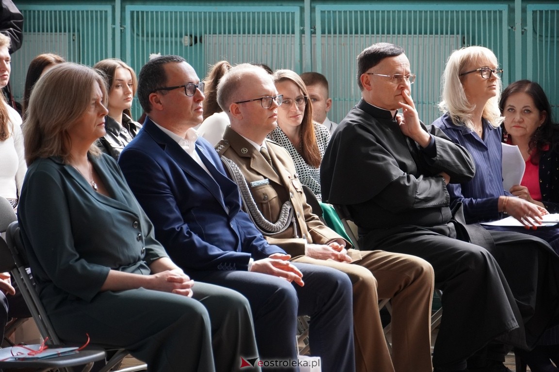Zakończenie roku maturzystów w ZSZ Nr 2 w Ostrołęce [26.04.2024] - zdjęcie #5 - eOstroleka.pl