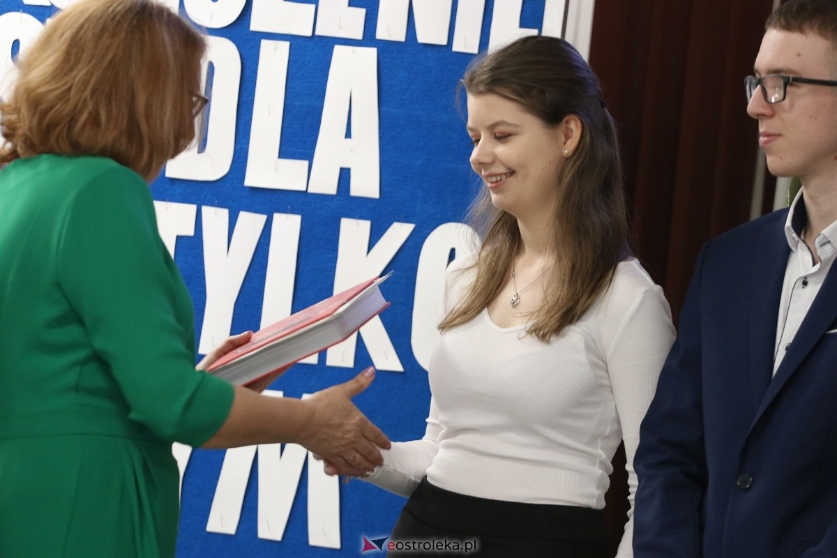 Zakończenie roku maturzystów ZSZ 4 w Ostrołęce [26.04.2024] - zdjęcie #49 - eOstroleka.pl