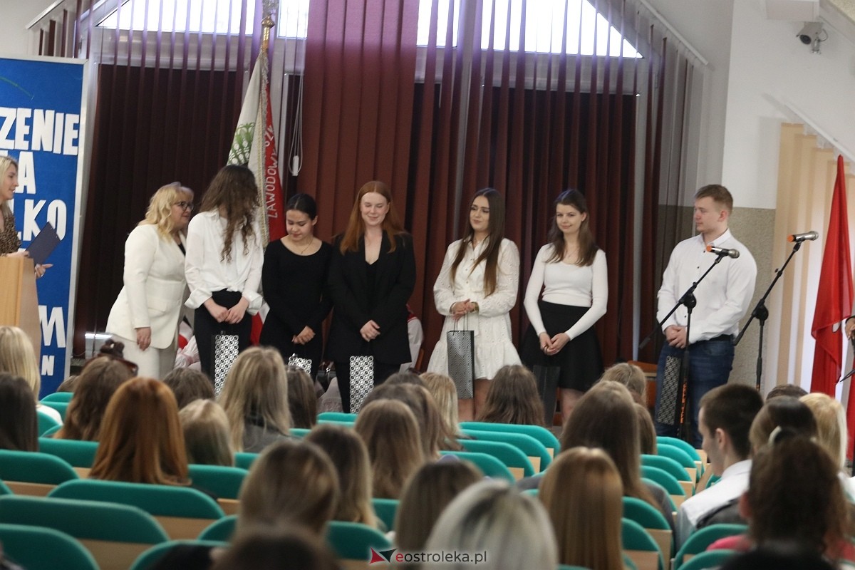 Zakończenie roku maturzystów ZSZ 4 w Ostrołęce [26.04.2024] - zdjęcie #74 - eOstroleka.pl