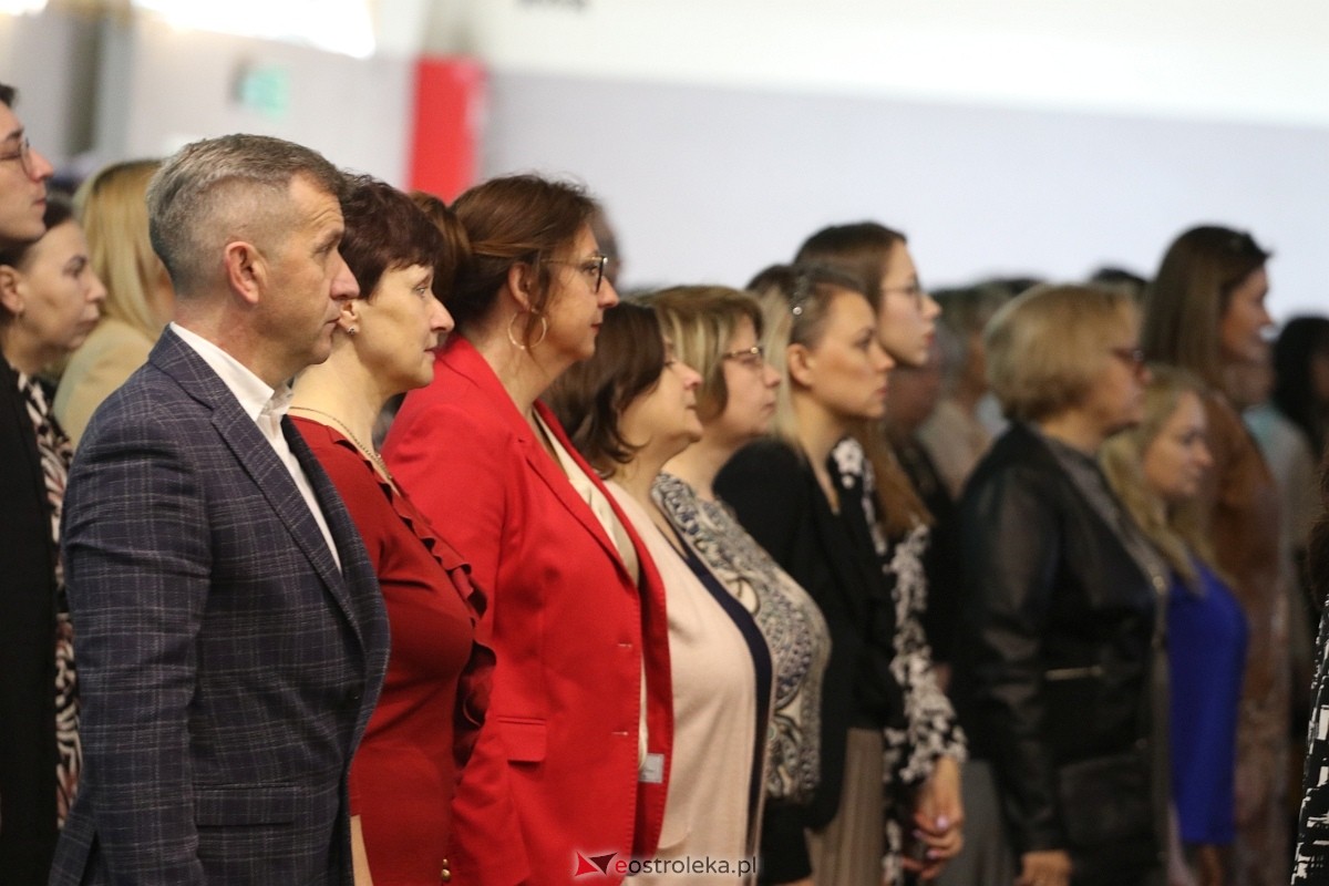 Zakończenie roku szkolnego III LO w Ostrołęce [26.04.2024] - zdjęcie #121 - eOstroleka.pl