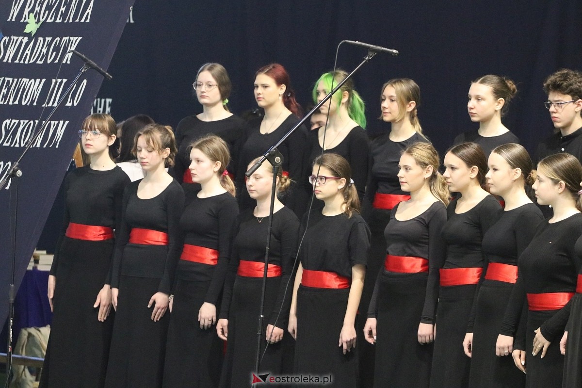 Zakończenie roku szkolnego III LO w Ostrołęce [26.04.2024] - zdjęcie #115 - eOstroleka.pl