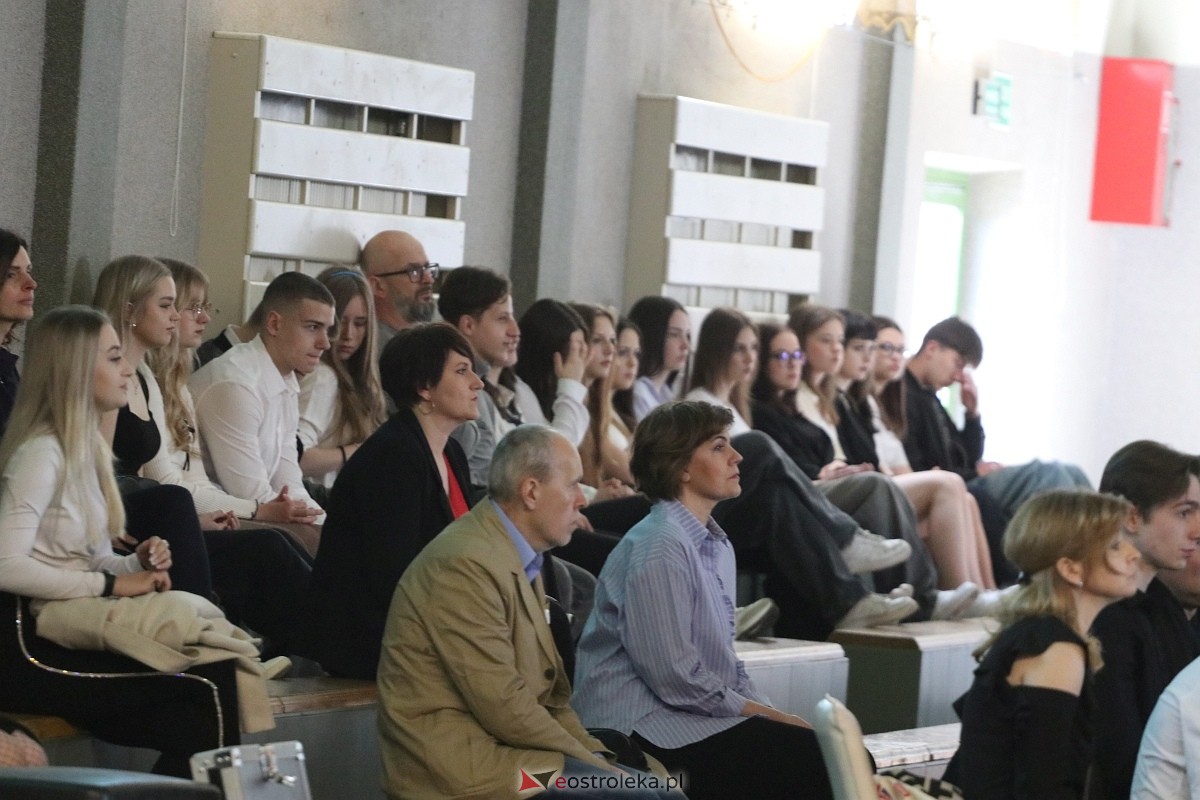 Zakończenie roku szkolnego III LO w Ostrołęce [26.04.2024] - zdjęcie #110 - eOstroleka.pl