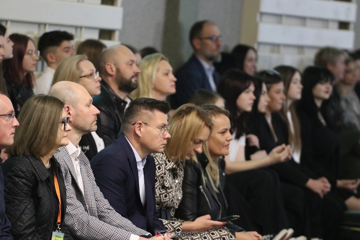 Zakończenie roku szkolnego III LO w Ostrołęce [26.04.2024] - zdjęcie #107 - eOstroleka.pl