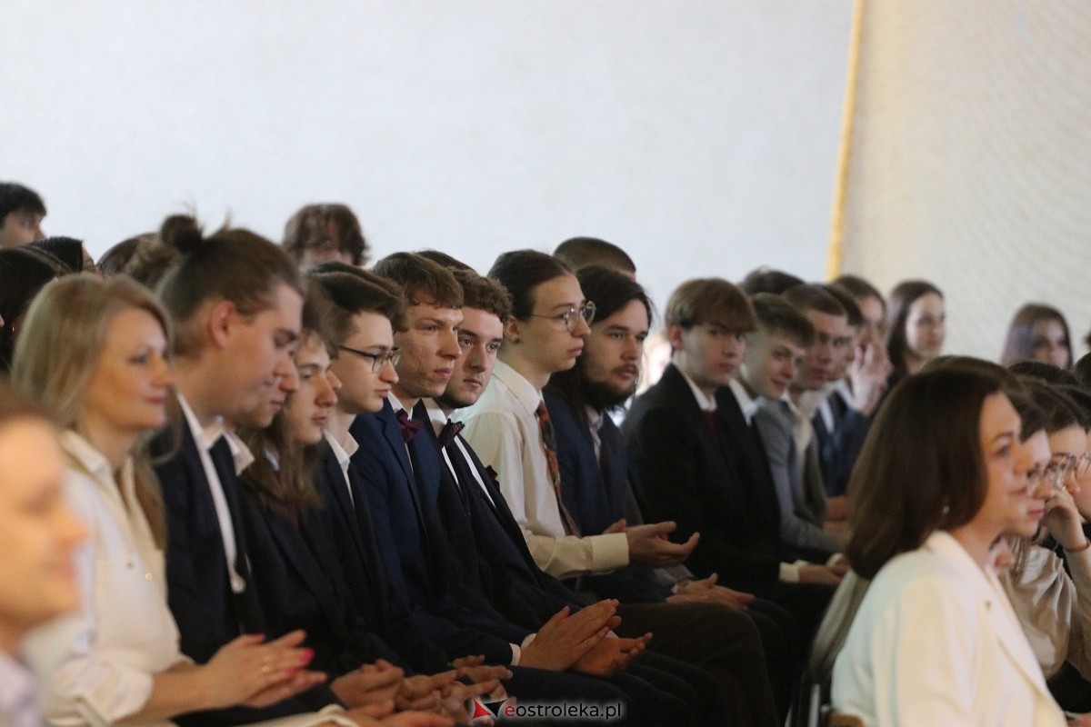 Zakończenie roku szkolnego III LO w Ostrołęce [26.04.2024] - zdjęcie #92 - eOstroleka.pl