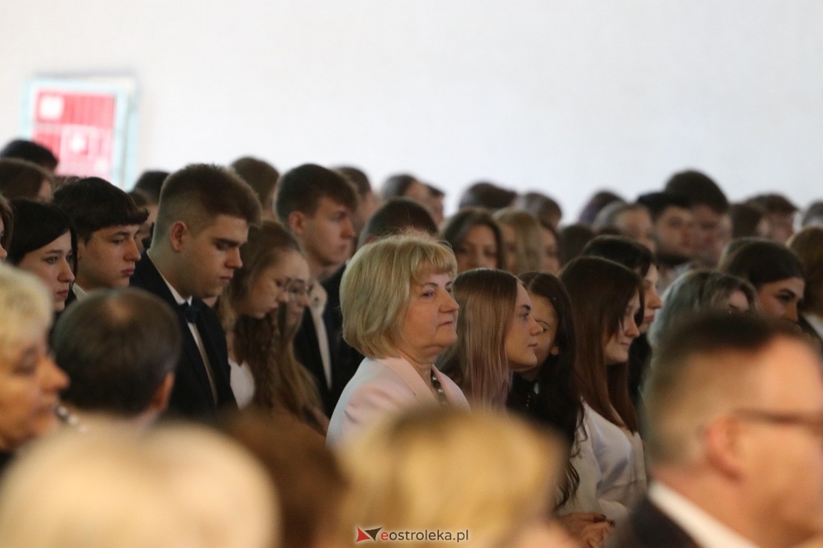 Zakończenie roku szkolnego III LO w Ostrołęce [26.04.2024] - zdjęcie #89 - eOstroleka.pl