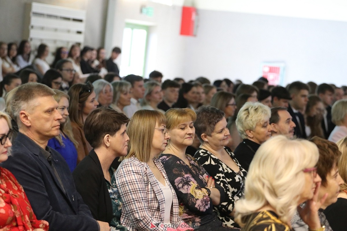 Zakończenie roku szkolnego III LO w Ostrołęce [26.04.2024] - zdjęcie #86 - eOstroleka.pl