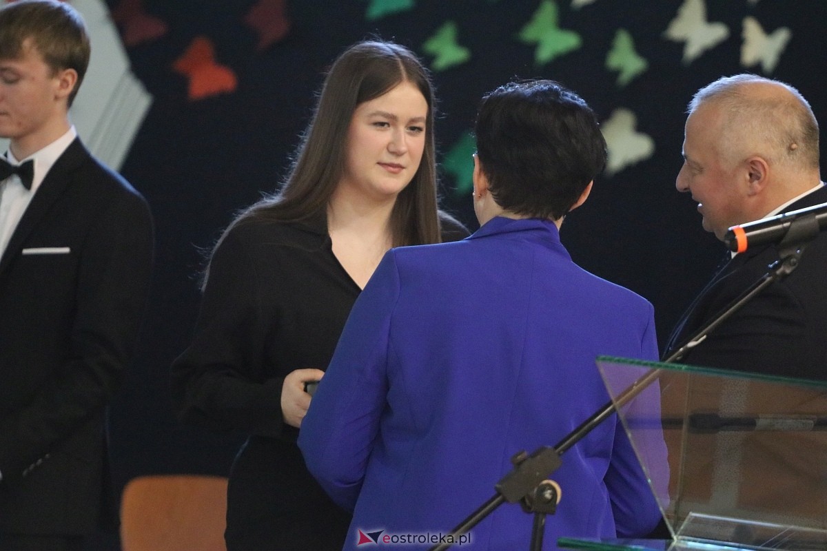 Zakończenie roku szkolnego III LO w Ostrołęce [26.04.2024] - zdjęcie #128 - eOstroleka.pl