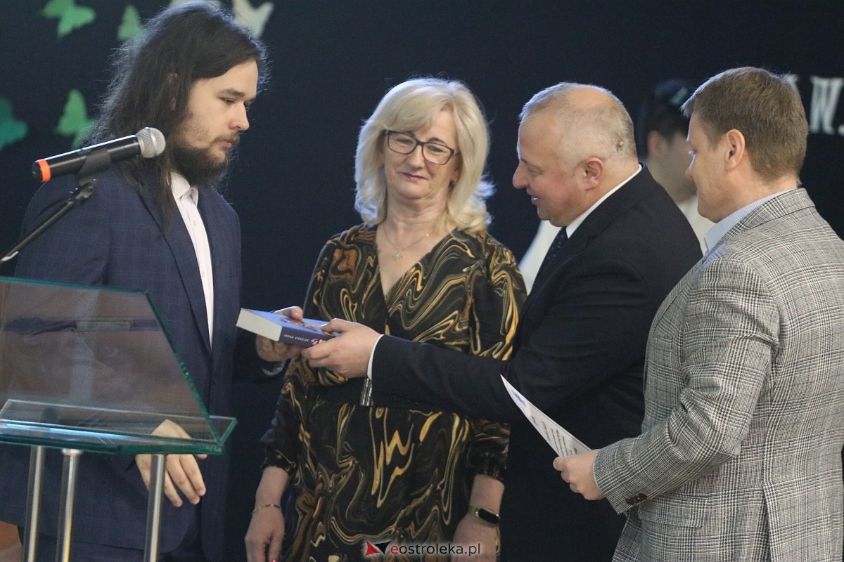 Zakończenie roku szkolnego III LO w Ostrołęce [26.04.2024] - zdjęcie #124 - eOstroleka.pl