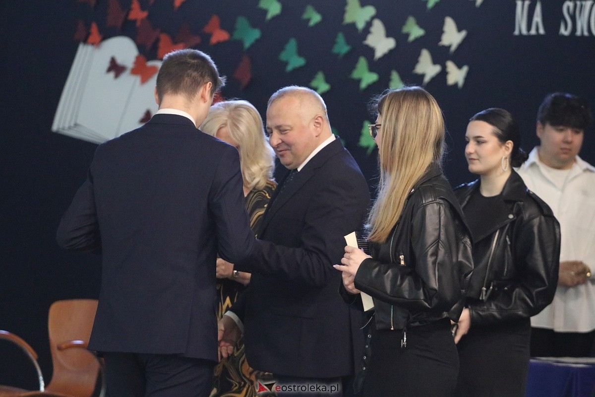Zakończenie roku szkolnego III LO w Ostrołęce [26.04.2024] - zdjęcie #118 - eOstroleka.pl