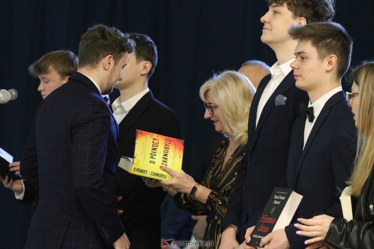 Zakończenie roku szkolnego III LO w Ostrołęce [26.04.2024] - zdjęcie #105 - eOstroleka.pl
