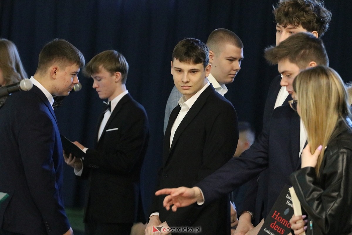 Zakończenie roku szkolnego III LO w Ostrołęce [26.04.2024] - zdjęcie #99 - eOstroleka.pl