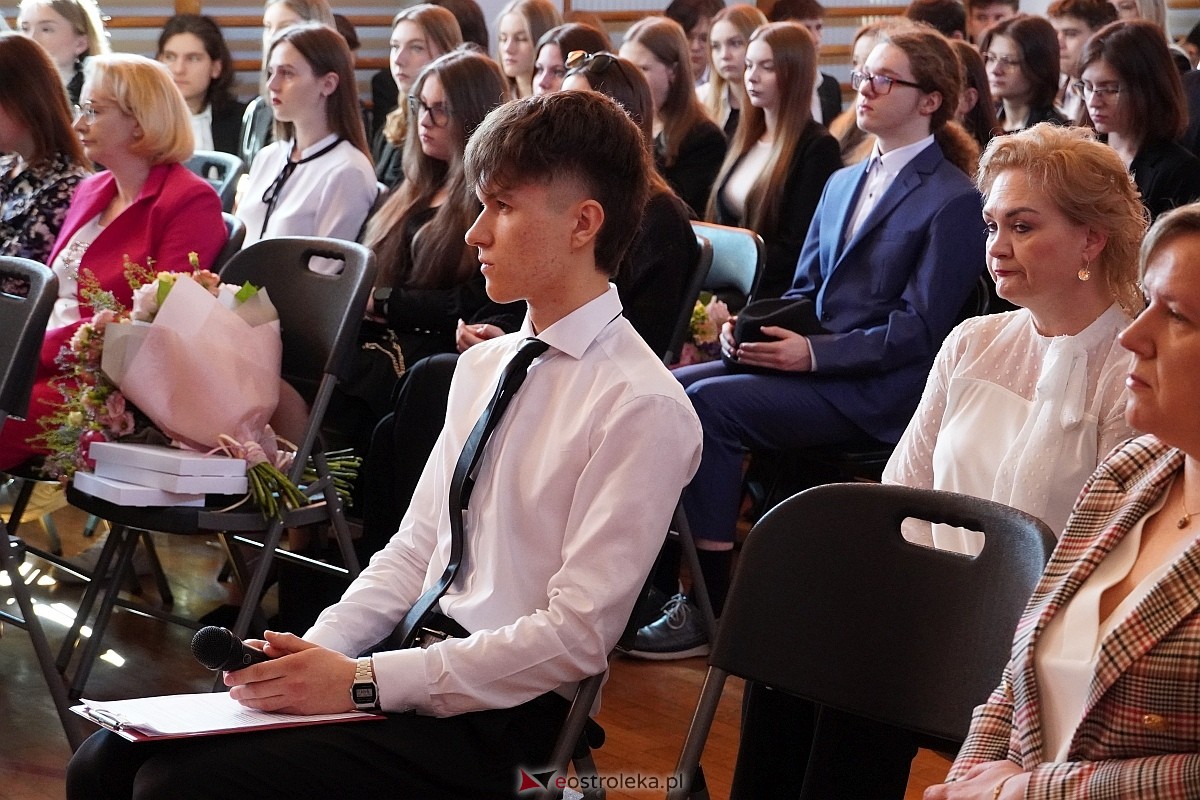 Zakończenie roku szkolnego w II Liceum Ogólnoksztłcącym w Ostrołęce [26.04.2024] - zdjęcie #5 - eOstroleka.pl