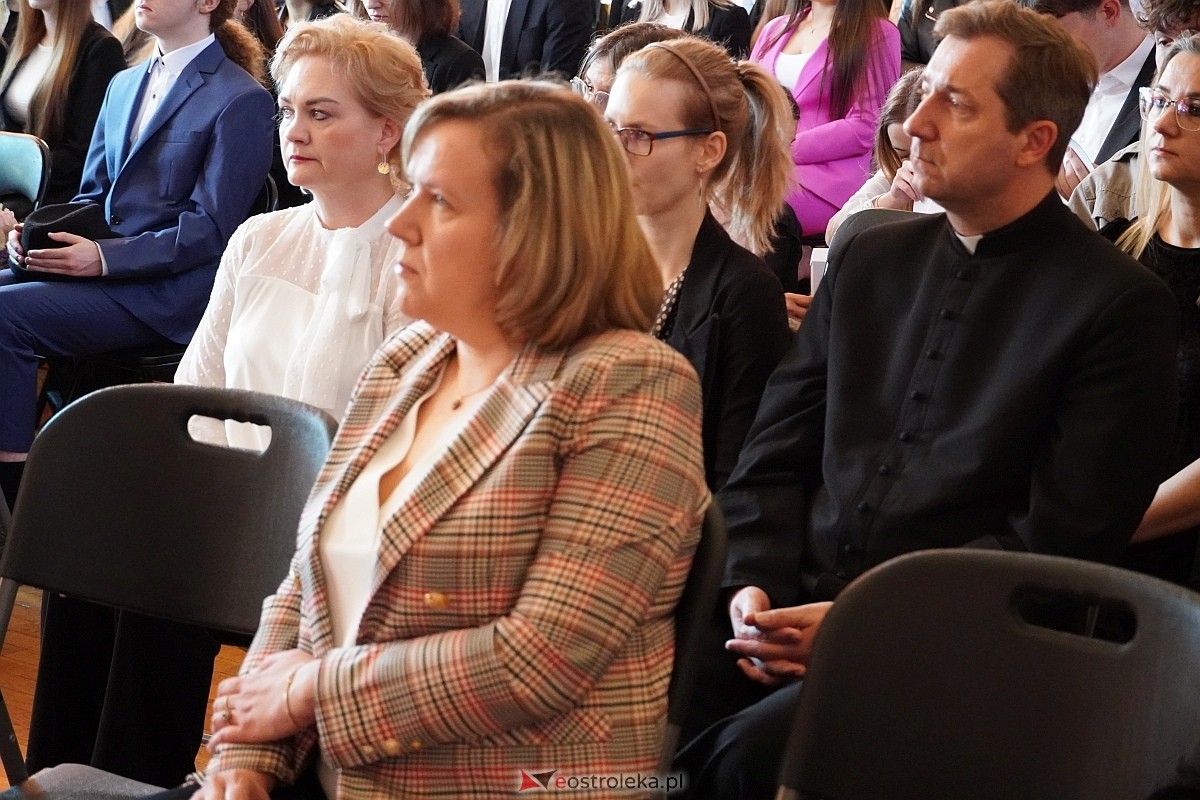 Zakończenie roku szkolnego w II Liceum Ogólnoksztłcącym w Ostrołęce [26.04.2024] - zdjęcie #87 - eOstroleka.pl