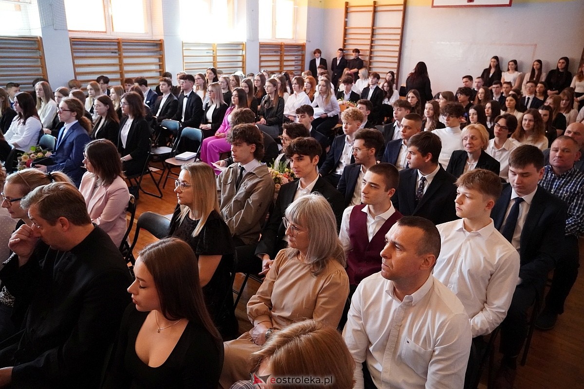 Zakończenie roku szkolnego w II Liceum Ogólnoksztłcącym w Ostrołęce [26.04.2024] - zdjęcie #8 - eOstroleka.pl