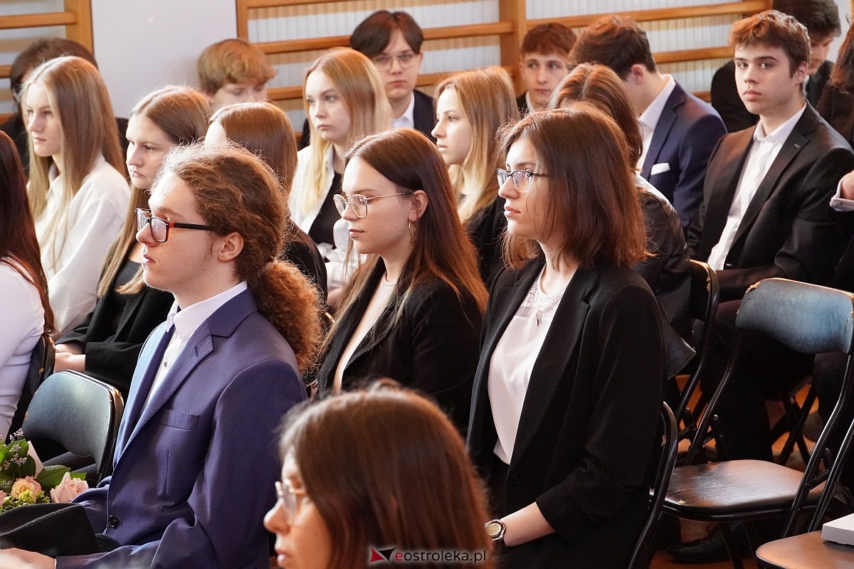Zakończenie roku szkolnego w II Liceum Ogólnoksztłcącym w Ostrołęce [26.04.2024] - zdjęcie #84 - eOstroleka.pl