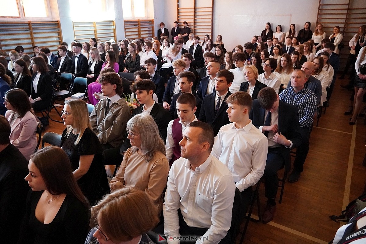 Zakończenie roku szkolnego w II Liceum Ogólnoksztłcącym w Ostrołęce [26.04.2024] - zdjęcie #80 - eOstroleka.pl