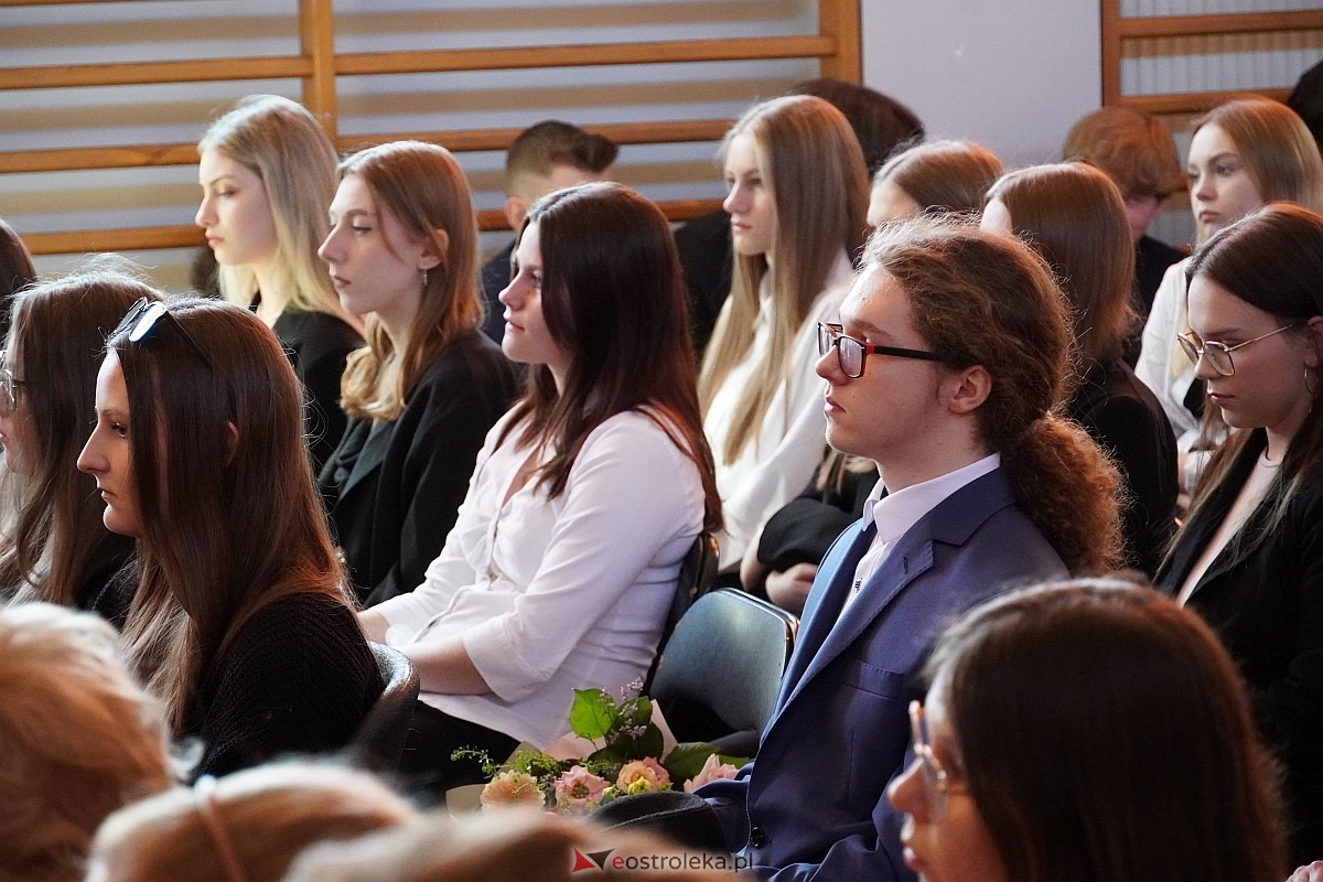 Zakończenie roku szkolnego w II Liceum Ogólnoksztłcącym w Ostrołęce [26.04.2024] - zdjęcie #78 - eOstroleka.pl
