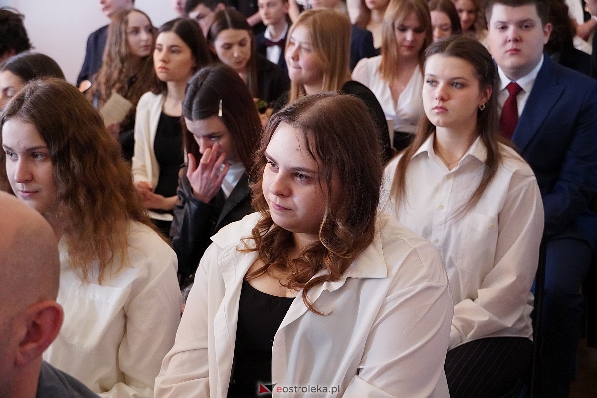 Zakończenie roku szkolnego w II Liceum Ogólnoksztłcącym w Ostrołęce [26.04.2024] - zdjęcie #28 - eOstroleka.pl