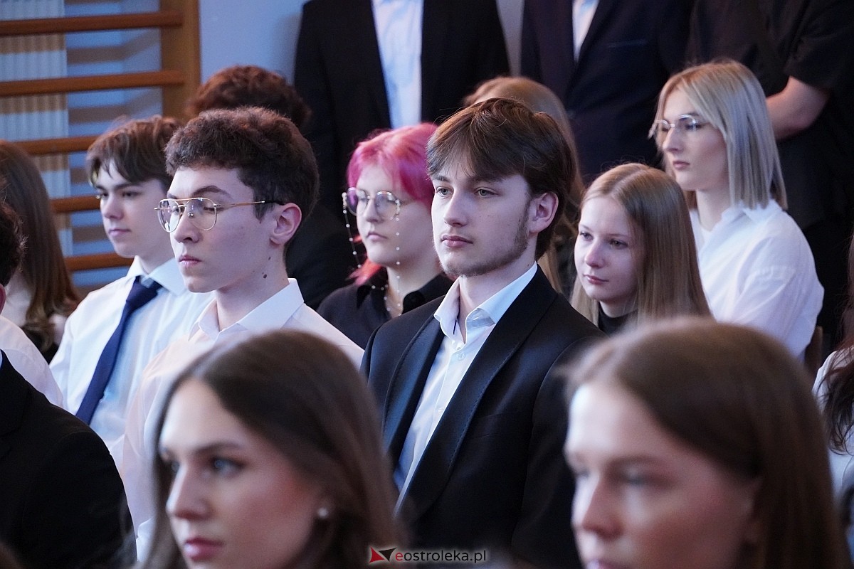Zakończenie roku szkolnego w II Liceum Ogólnoksztłcącym w Ostrołęce [26.04.2024] - zdjęcie #59 - eOstroleka.pl