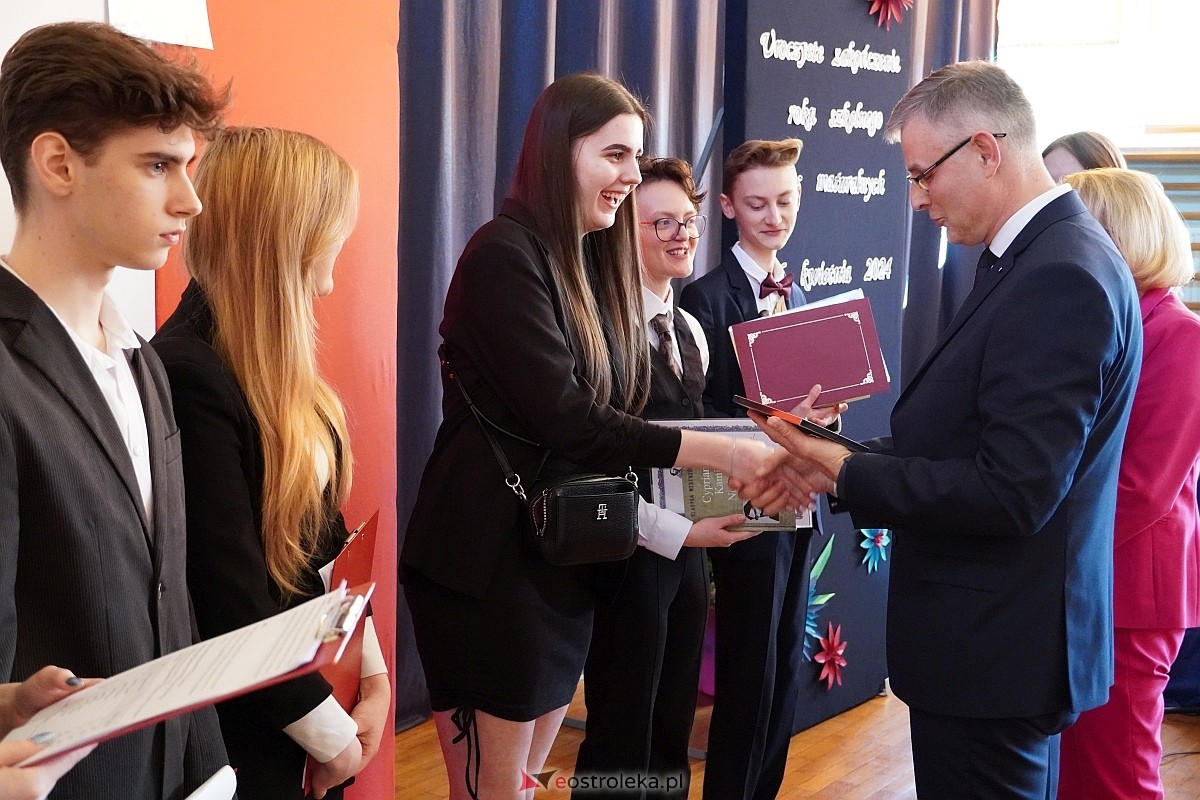 Zakończenie roku szkolnego w II Liceum Ogólnoksztłcącym w Ostrołęce [26.04.2024] - zdjęcie #40 - eOstroleka.pl