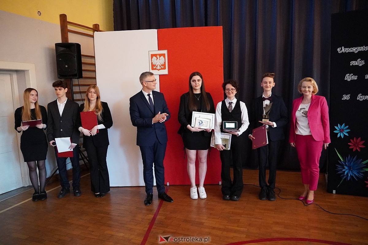 Zakończenie roku szkolnego w II Liceum Ogólnoksztłcącym w Ostrołęce [26.04.2024] - zdjęcie #37 - eOstroleka.pl