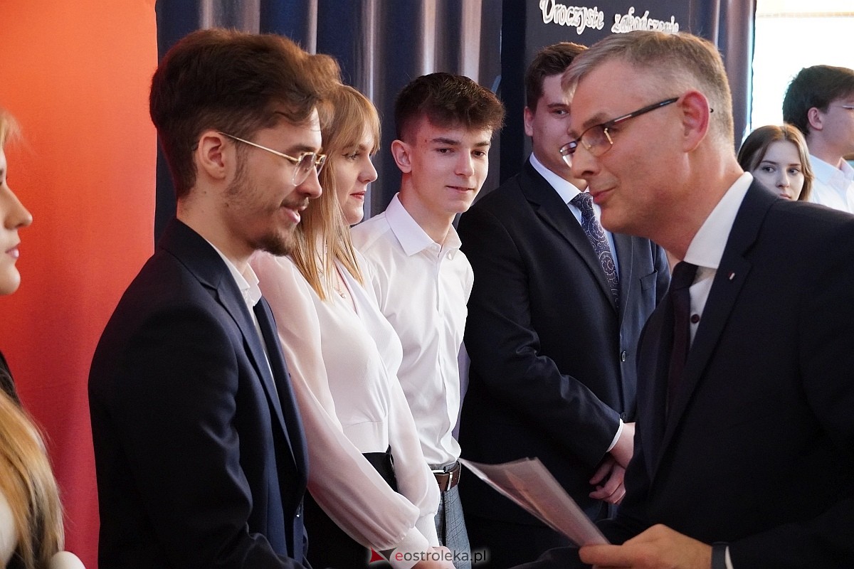 Zakończenie roku szkolnego w II Liceum Ogólnoksztłcącym w Ostrołęce [26.04.2024] - zdjęcie #33 - eOstroleka.pl