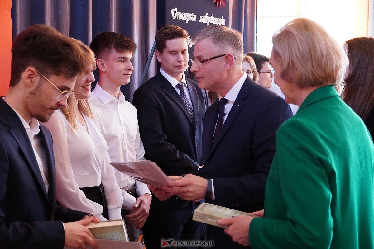 Zakończenie roku szkolnego w II Liceum Ogólnoksztłcącym w Ostrołęce [26.04.2024] - zdjęcie #29 - eOstroleka.pl