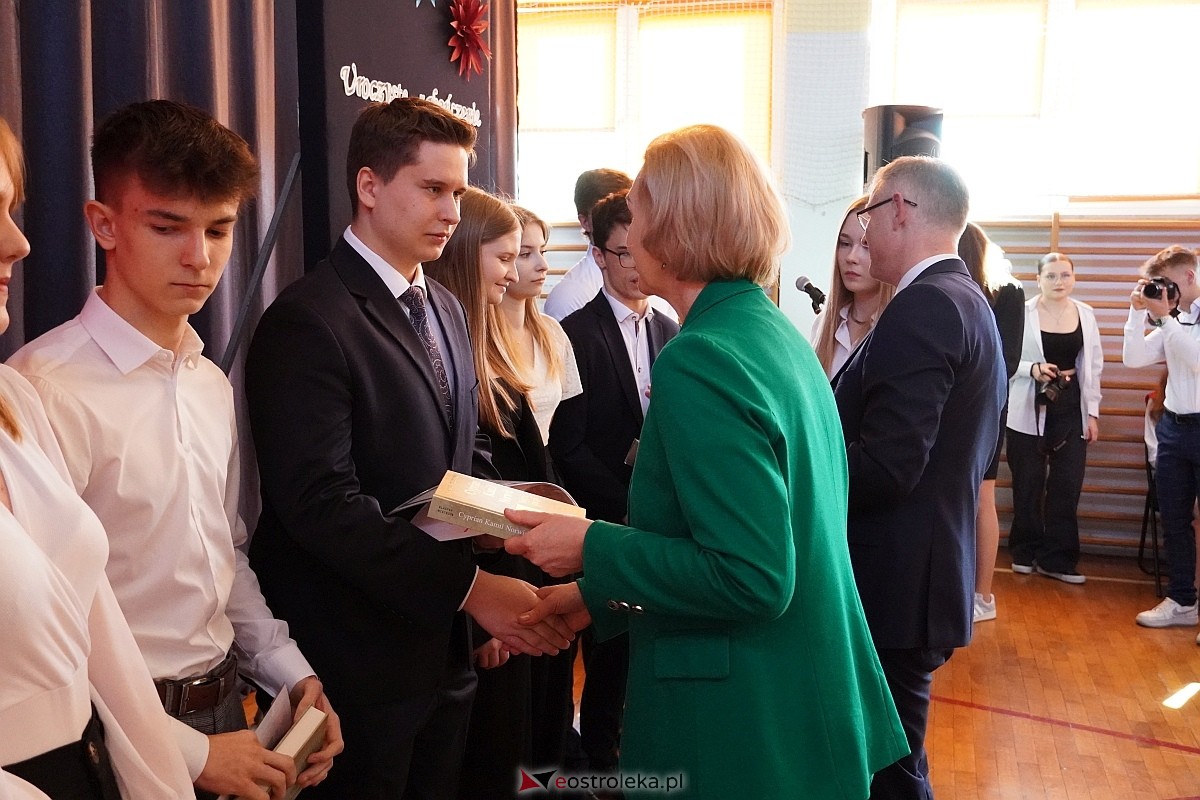 Zakończenie roku szkolnego w II Liceum Ogólnoksztłcącym w Ostrołęce [26.04.2024] - zdjęcie #17 - eOstroleka.pl