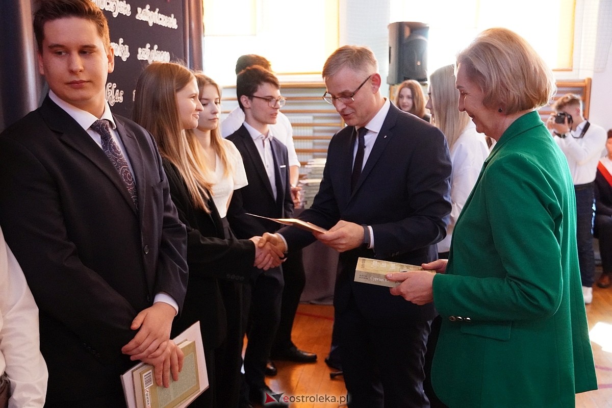 Zakończenie roku szkolnego w II Liceum Ogólnoksztłcącym w Ostrołęce [26.04.2024] - zdjęcie #14 - eOstroleka.pl