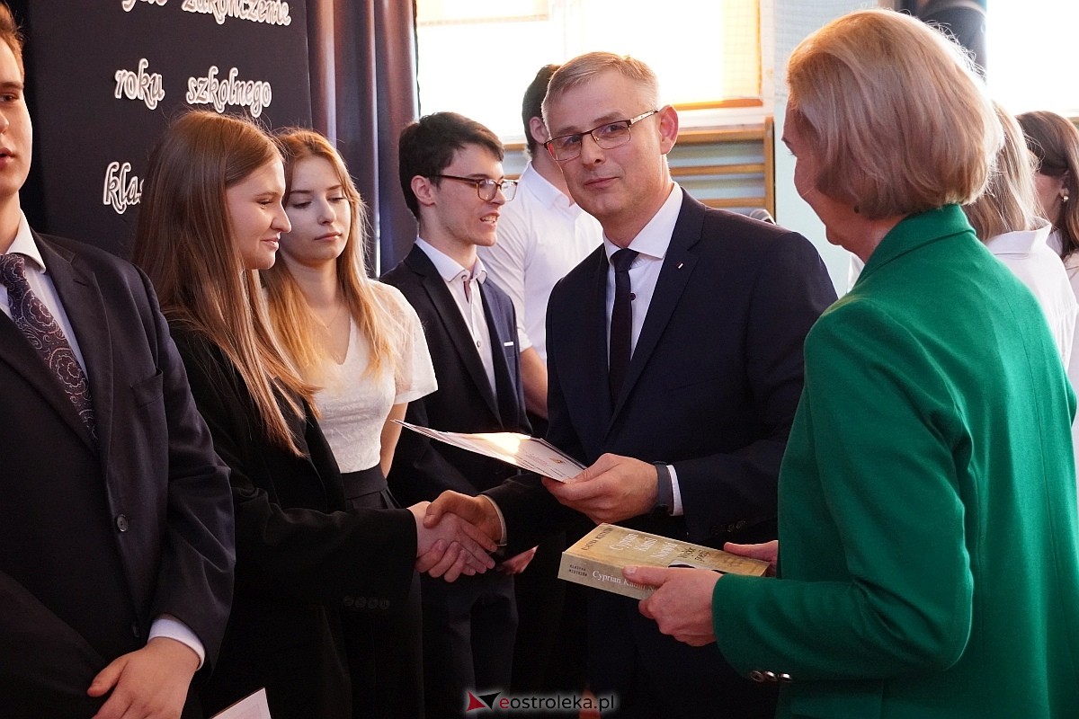 Zakończenie roku szkolnego w II Liceum Ogólnoksztłcącym w Ostrołęce [26.04.2024] - zdjęcie #13 - eOstroleka.pl