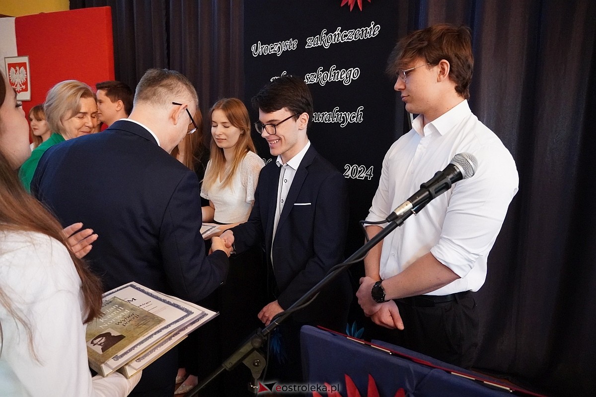 Zakończenie roku szkolnego w II Liceum Ogólnoksztłcącym w Ostrołęce [26.04.2024] - zdjęcie #9 - eOstroleka.pl