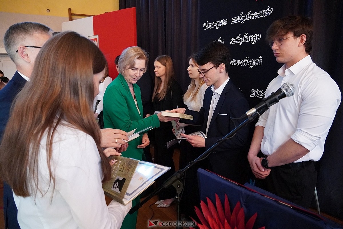Zakończenie roku szkolnego w II Liceum Ogólnoksztłcącym w Ostrołęce [26.04.2024] - zdjęcie #7 - eOstroleka.pl