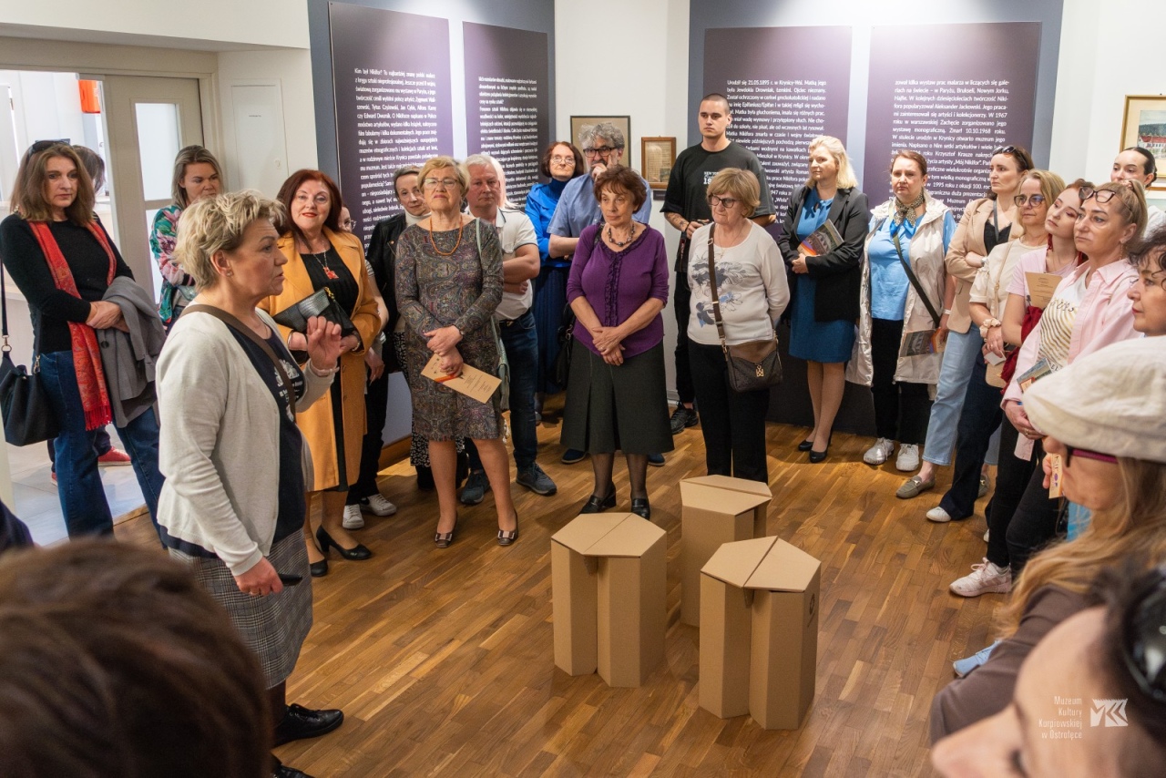 Niedziela w Muzeum Kultury Kurpiowskiej pod hasłem „Malowanie według Nikifora” [28.04.2024] - zdjęcie #6 - eOstroleka.pl