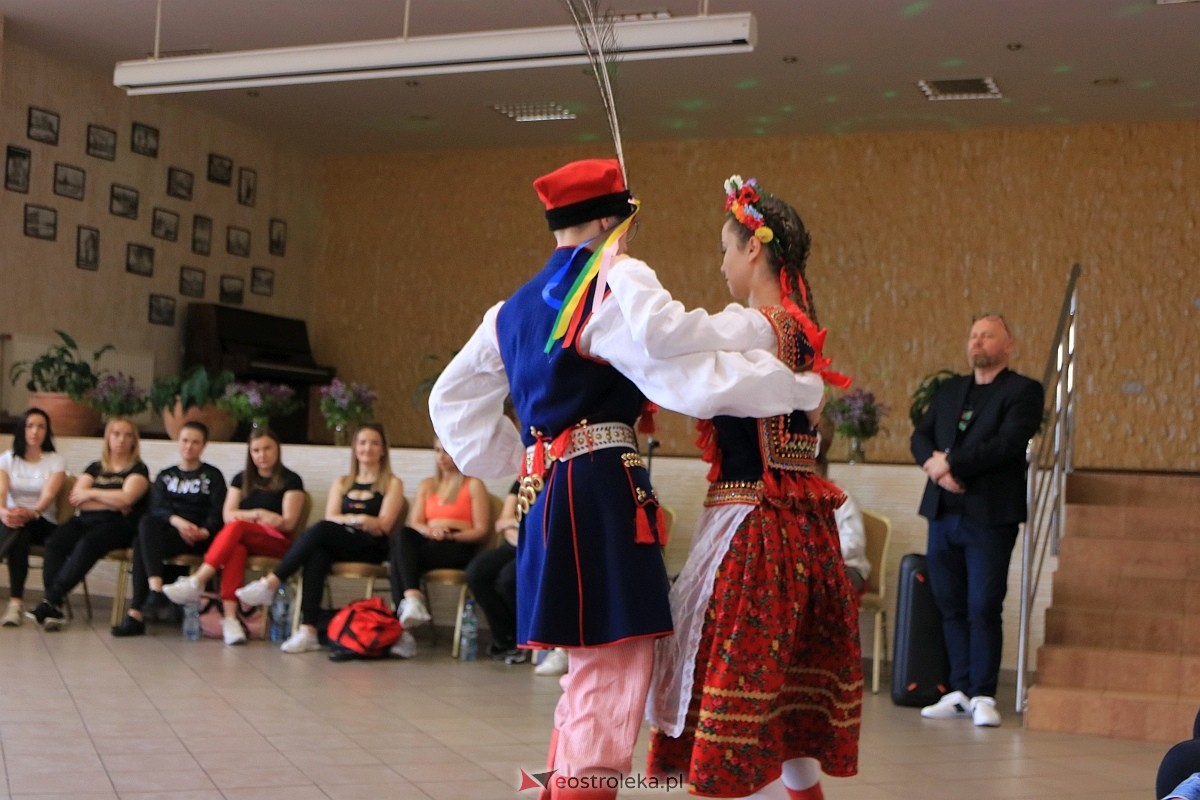 Międzynarodowy Dzień Tańca w Czerwinie [28.04.2024] - zdjęcie #71 - eOstroleka.pl