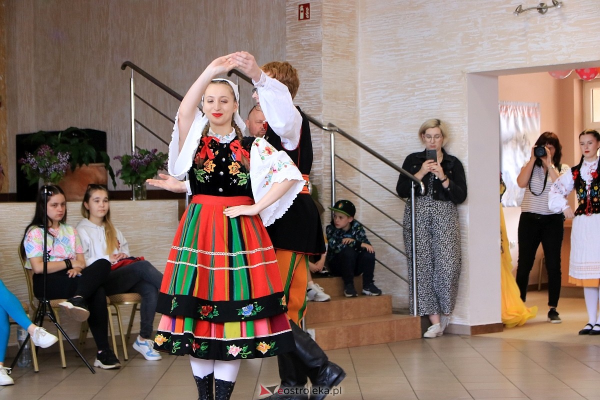 Międzynarodowy Dzień Tańca w Czerwinie [28.04.2024] - zdjęcie #59 - eOstroleka.pl