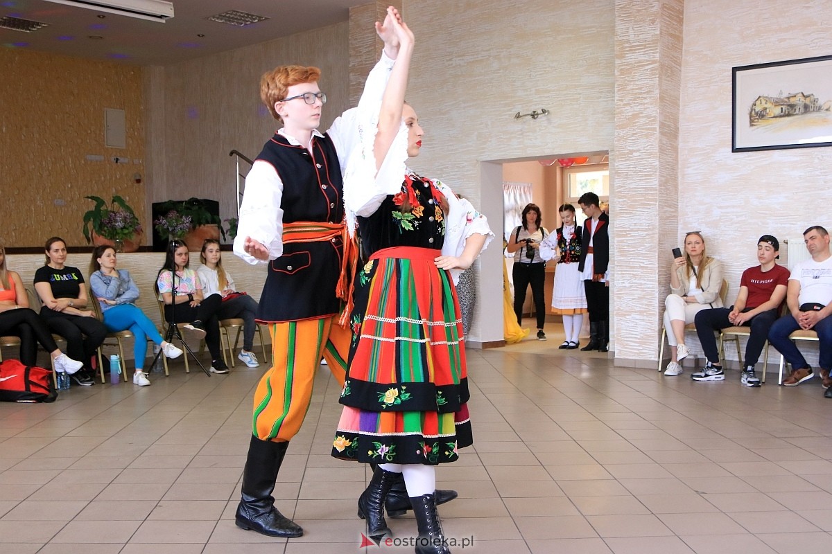 Międzynarodowy Dzień Tańca w Czerwinie [28.04.2024] - zdjęcie #49 - eOstroleka.pl