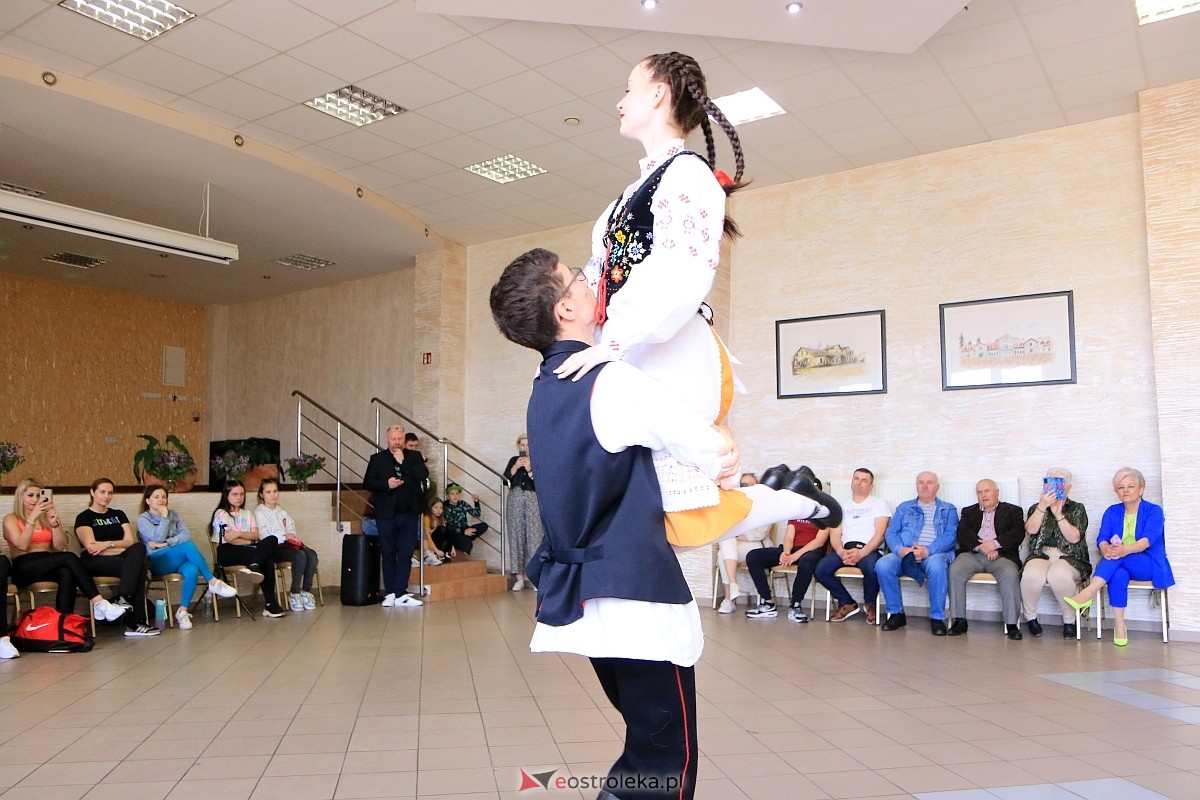 Międzynarodowy Dzień Tańca w Czerwinie [28.04.2024] - zdjęcie #19 - eOstroleka.pl