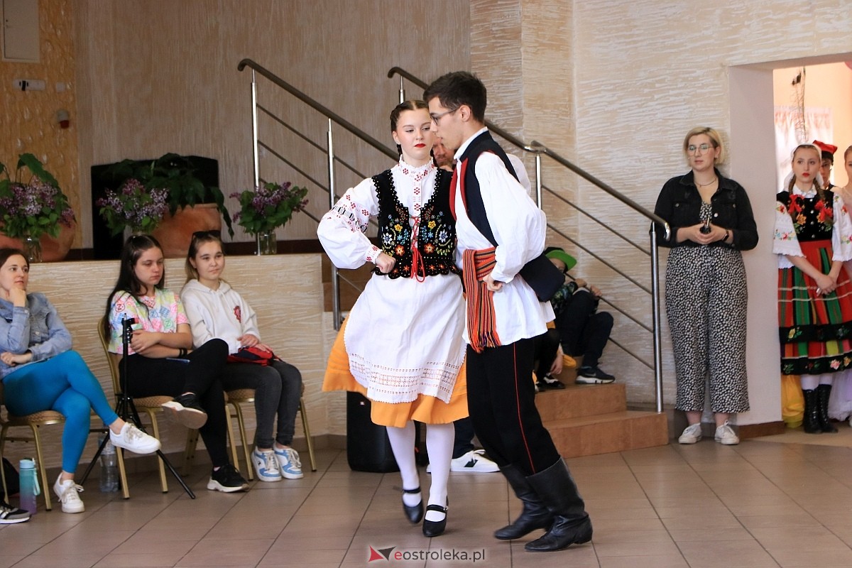 Międzynarodowy Dzień Tańca w Czerwinie [28.04.2024] - zdjęcie #13 - eOstroleka.pl