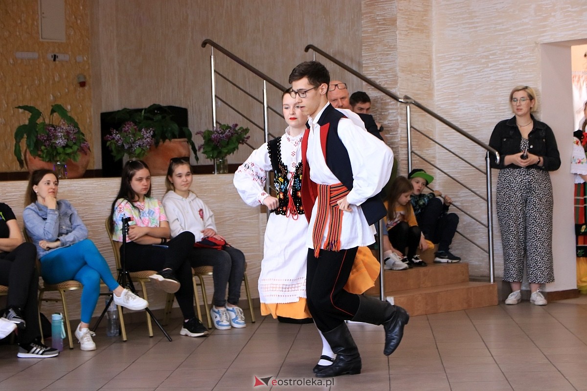 Międzynarodowy Dzień Tańca w Czerwinie [28.04.2024] - zdjęcie #11 - eOstroleka.pl