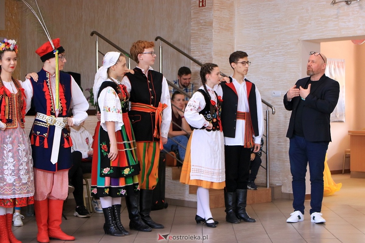 Międzynarodowy Dzień Tańca w Czerwinie [28.04.2024] - zdjęcie #2 - eOstroleka.pl