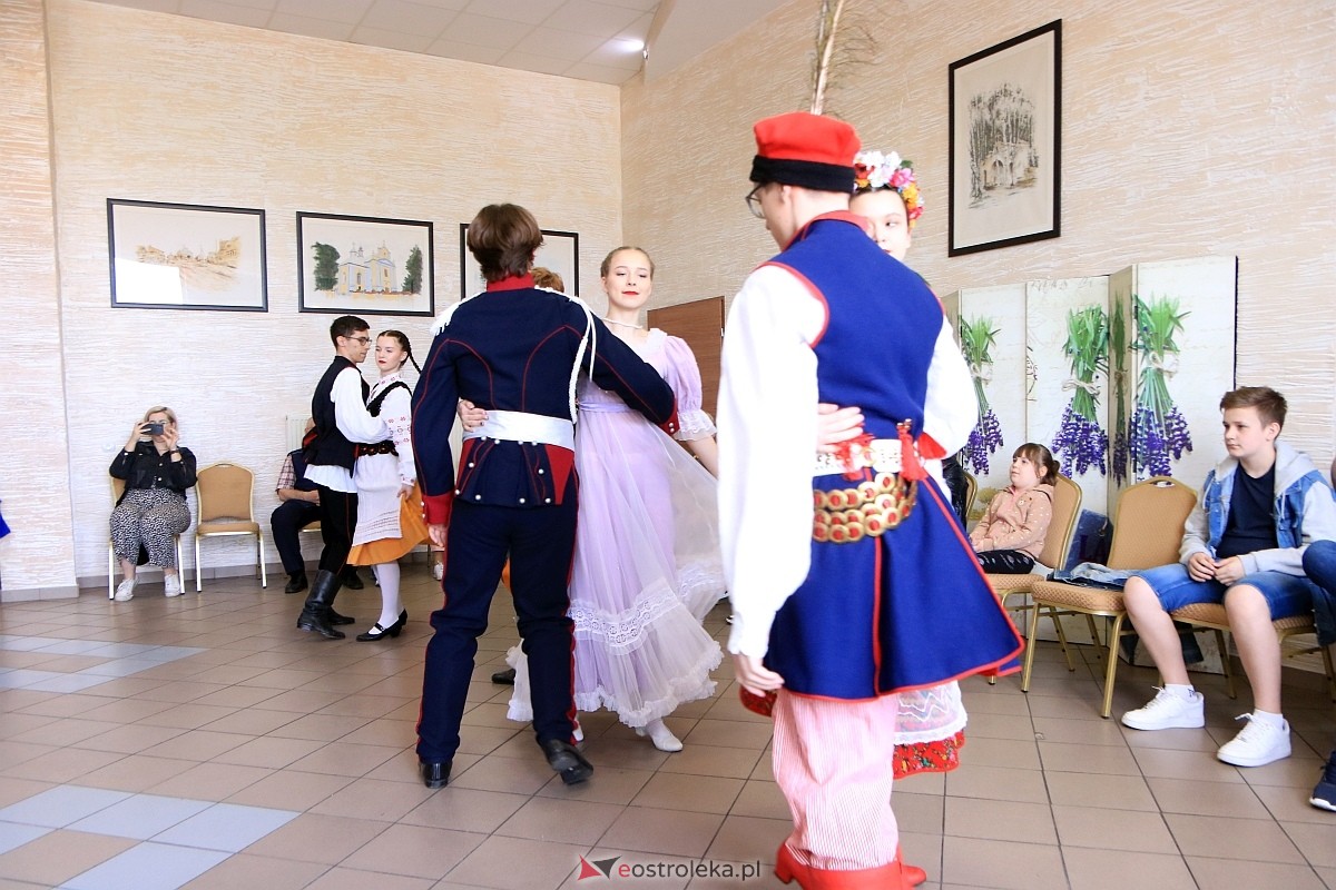 Międzynarodowy Dzień Tańca w Czerwinie [28.04.2024] - zdjęcie #78 - eOstroleka.pl