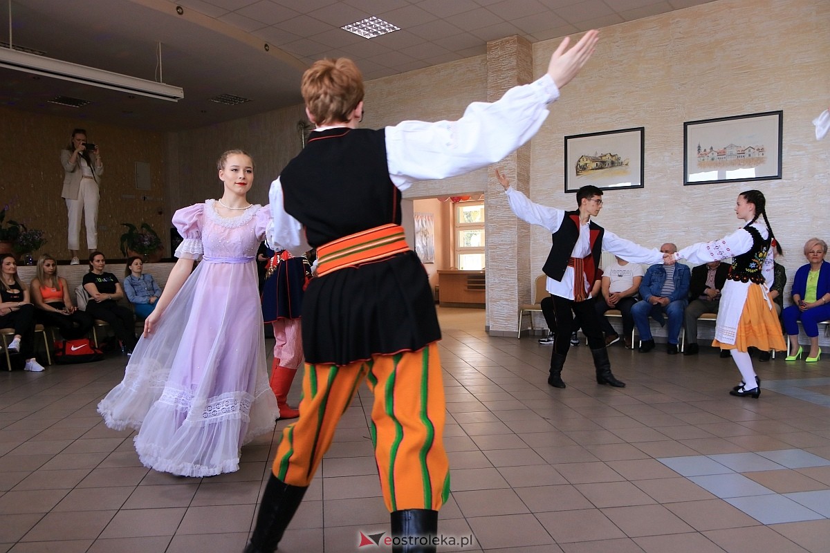 Międzynarodowy Dzień Tańca w Czerwinie [28.04.2024] - zdjęcie #56 - eOstroleka.pl