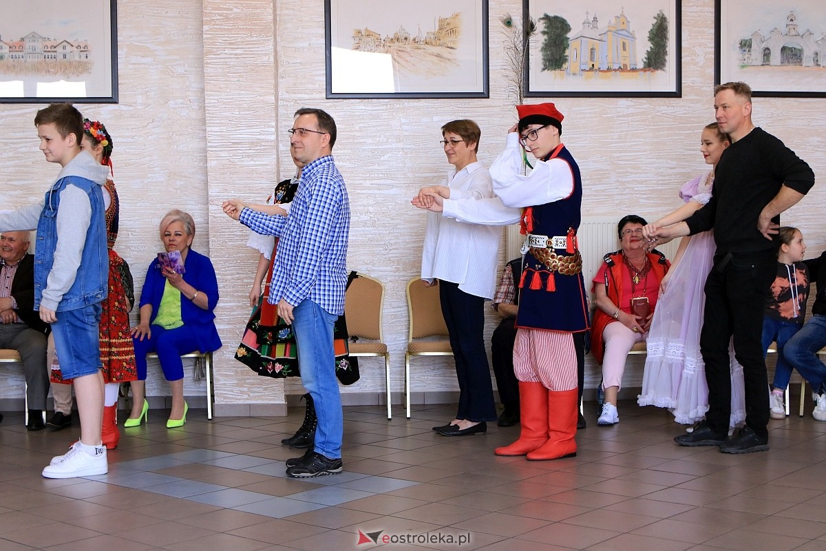 Międzynarodowy Dzień Tańca w Czerwinie [28.04.2024] - zdjęcie #48 - eOstroleka.pl