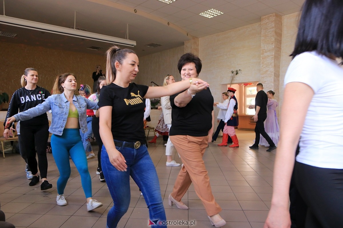 Międzynarodowy Dzień Tańca w Czerwinie [28.04.2024] - zdjęcie #38 - eOstroleka.pl