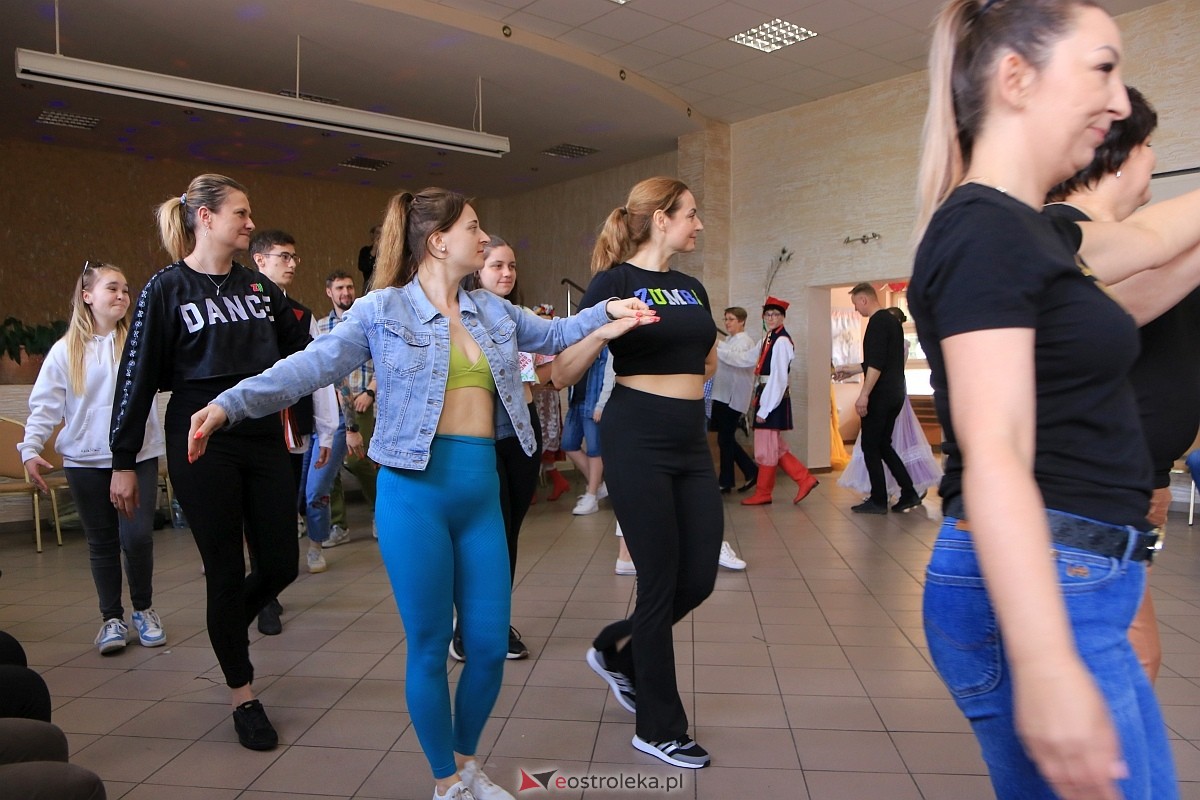 Międzynarodowy Dzień Tańca w Czerwinie [28.04.2024] - zdjęcie #36 - eOstroleka.pl