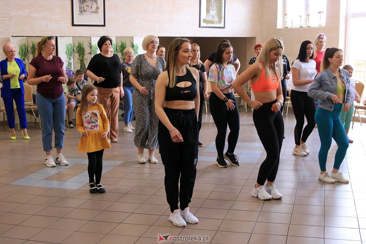 Międzynarodowy Dzień Tańca w Czerwinie [28.04.2024] - zdjęcie #6 - eOstroleka.pl