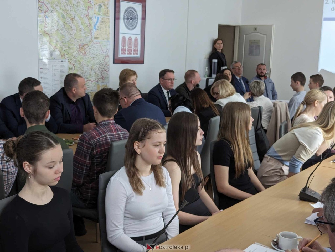 LXXVII sesja Rady Powiatu w Ostrołęce [29.04.2024] - zdjęcie #9 - eOstroleka.pl